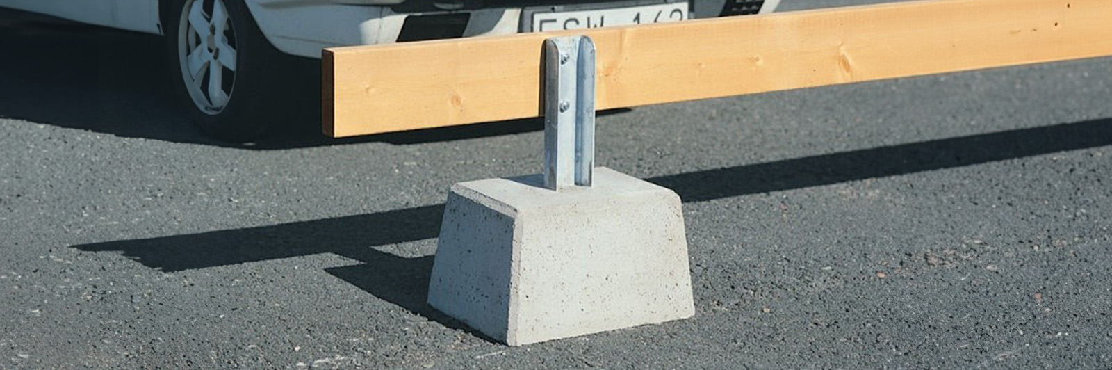 Concrete stand with a parking border made of wood.